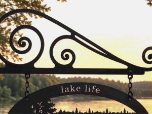 Metal sign hanger for metal signs